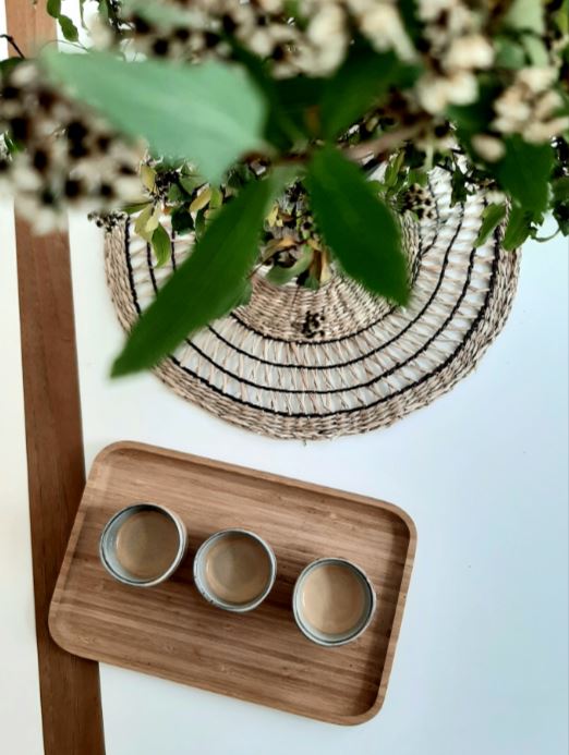 Feuilles vertes et plateau en bois — visuel de la page Contact de Relations Durables