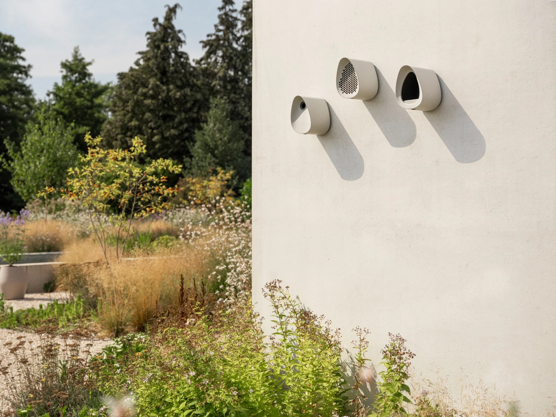 Objets elho B’s pour la biodiversité installés sur un mur extérieur